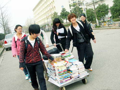 大學生畢業后,數以億冊的大學圖書最終流向哪里 大學生畢業后,數以億冊的大學圖書最終流向哪里